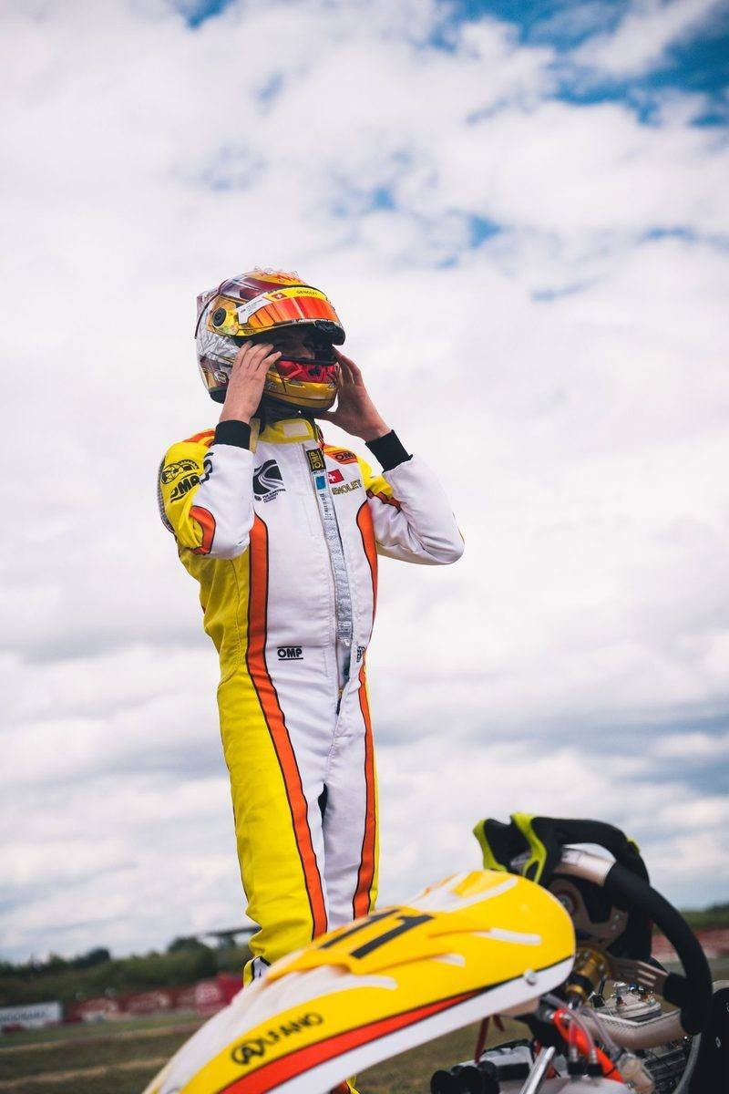 Alexis Genolet — Casque sur circuit